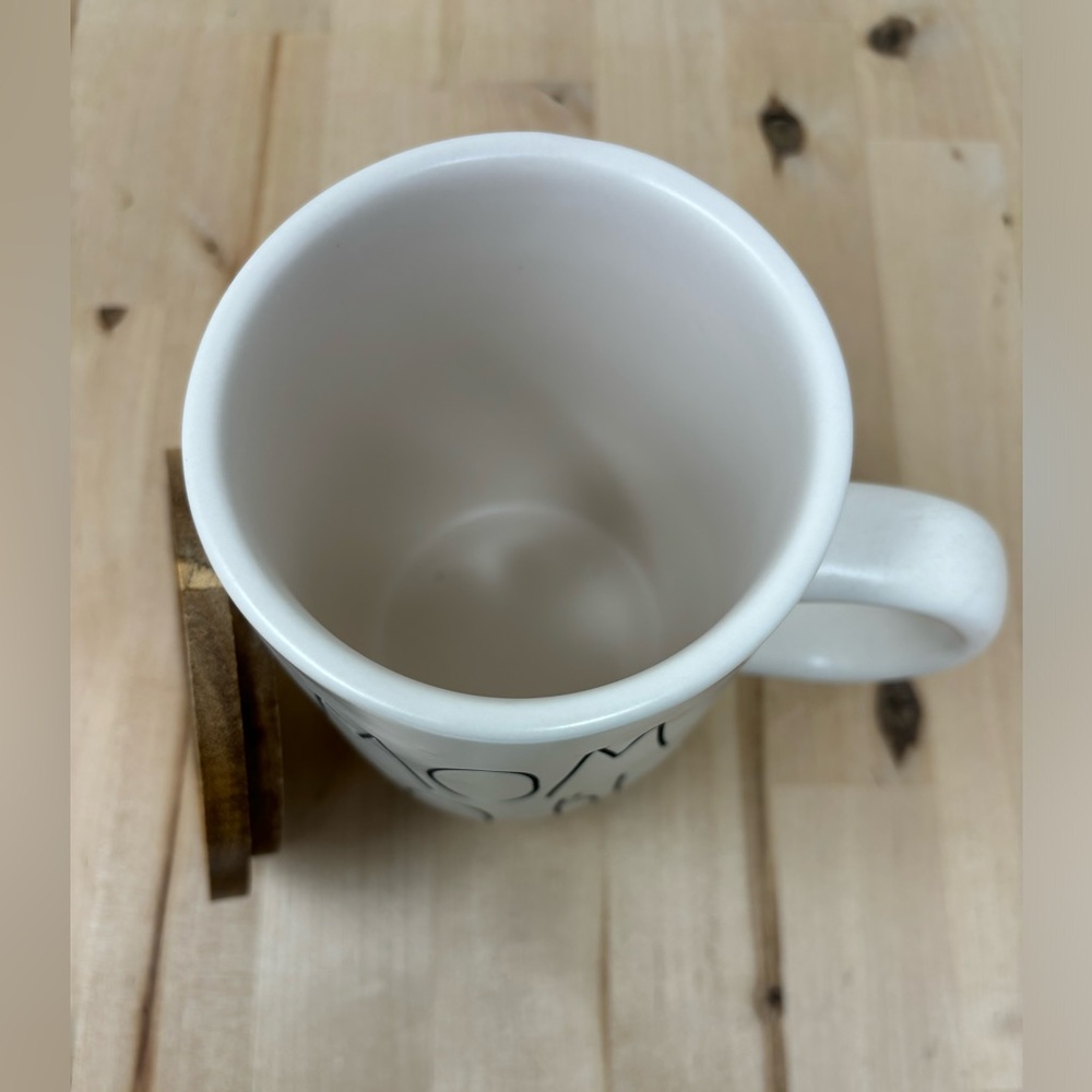 Rae Dunn MOM TO BE Mug White with Wooden Top and Black Lettering New - Picture 3 of 4